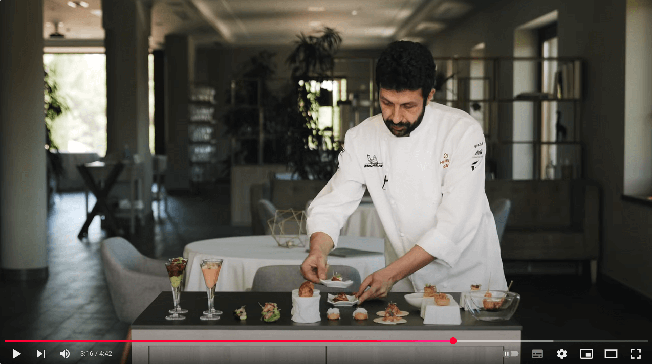 Captura del pantalla del vídeo de Iván Cerdeño mostrando los platos de Aperitivos del menú premium del Cigarral del Ángel de Toledo