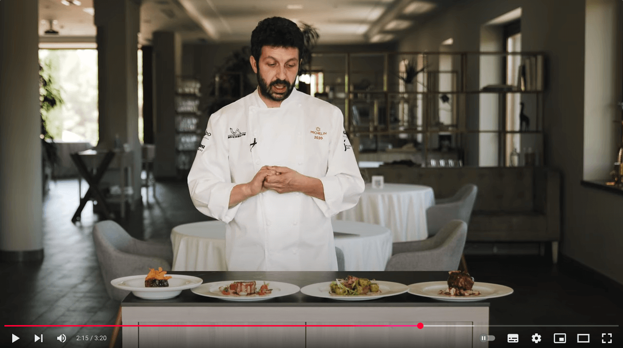 Captura del pantalla del vídeo de Iván Cerdeño mostrando los platos de Carnes del menú premium del Cigarral del Ángel de Toledo