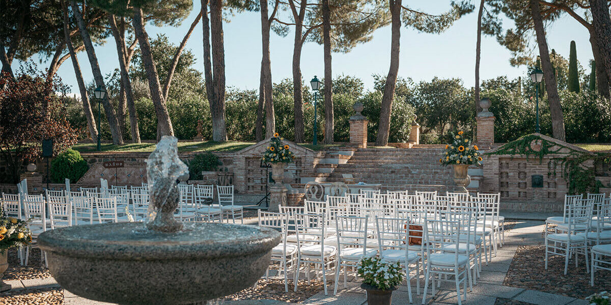 Detalle-sillas-ceremonia-copia Montaje para ceremonia civil en Cigarral del Ángel de Toledo