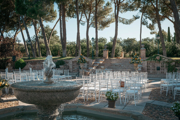 Detalle-sillas-ceremonia-copia Montaje para ceremonia civil en Cigarral del Ángel de Toledo