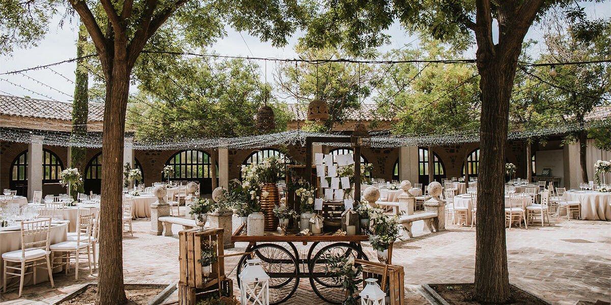 Detalle-servicio-en-Claustro-del-Cigarral-del-Angel copia Carro decorativo con el detalle de disposición de las mesas para un evento en el claustro del Cigarral del Ángel de Toledo