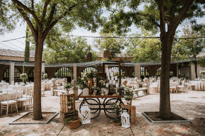 Carro decorativo con el detalle de disposición de las mesas para un evento en el claustro del Cigarral del Ángel de Toledo