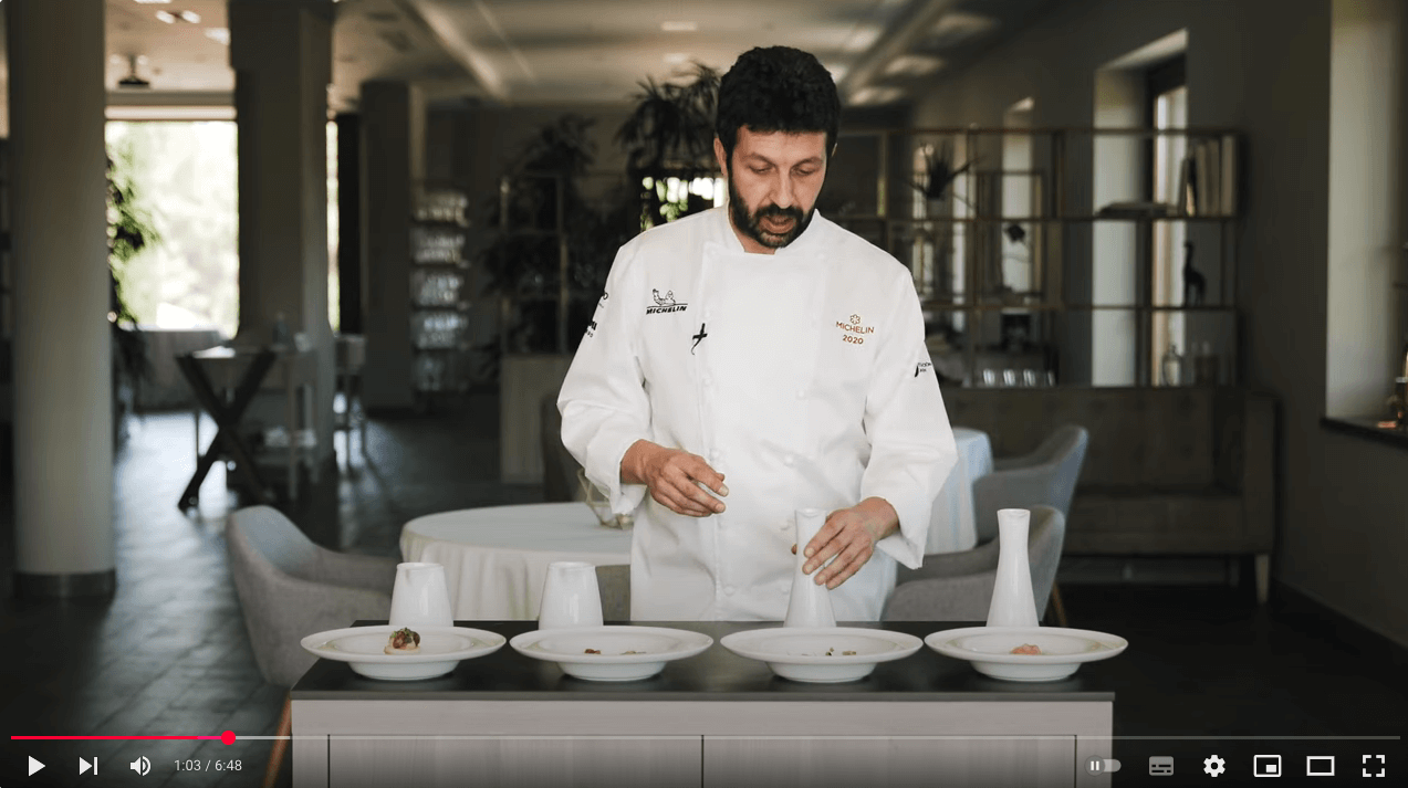 Captura del pantalla del vídeo de Iván Cerdeño mostrando los platos Sopas y Ensaladas del menú premium del Cigarral del Ángel de Toledo