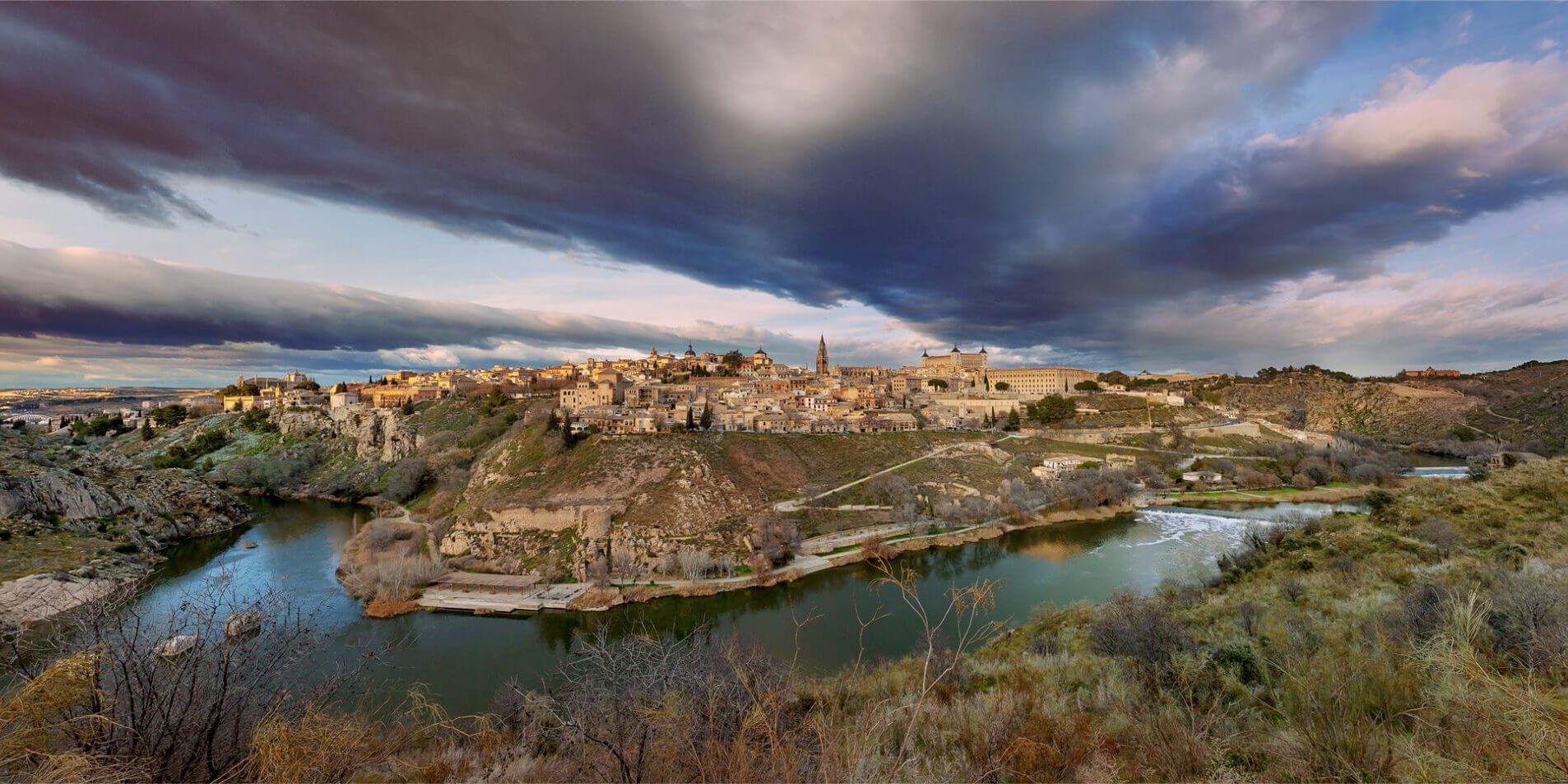 Panorámica de Toedo Vista panorámica de la ciudad de Toledo rodeada por el río tajo y el cielo nublado