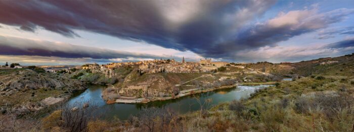 Panorámica de Toedo Vista panorámica de la ciudad de Toledo rodeada por el río tajo y el cielo nublado