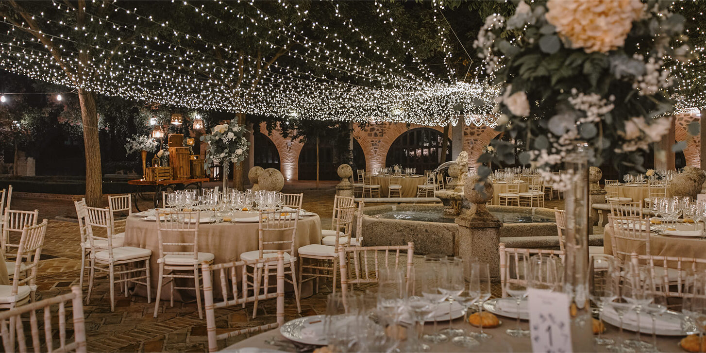 claustro Mesas preparadas para cena en el claustro del Cigarral del Ángel de Toledo