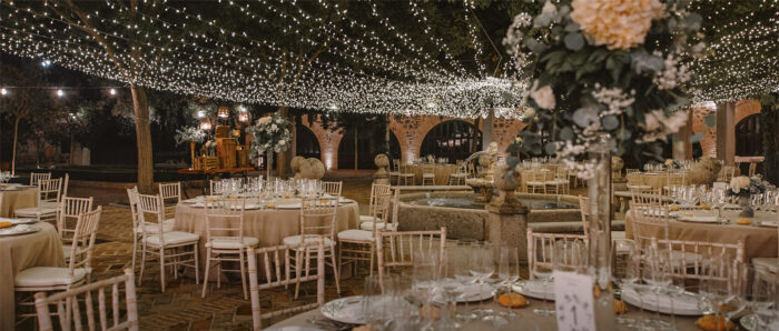 Mesas preparadas para cena en el claustro del Cigarral del Ángel de Toledo