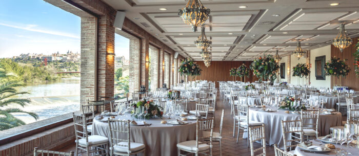 salon-panoramico Salón panorámico del Mirador del Río con vistas a Toledo y el Río Tajo adornado y decorado para la celebración de una boda