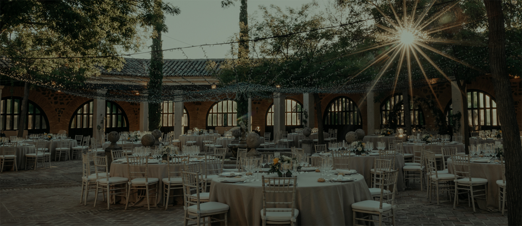 Claustro del Cigarral del Ángel montado con mesas para la celebración de una boda
