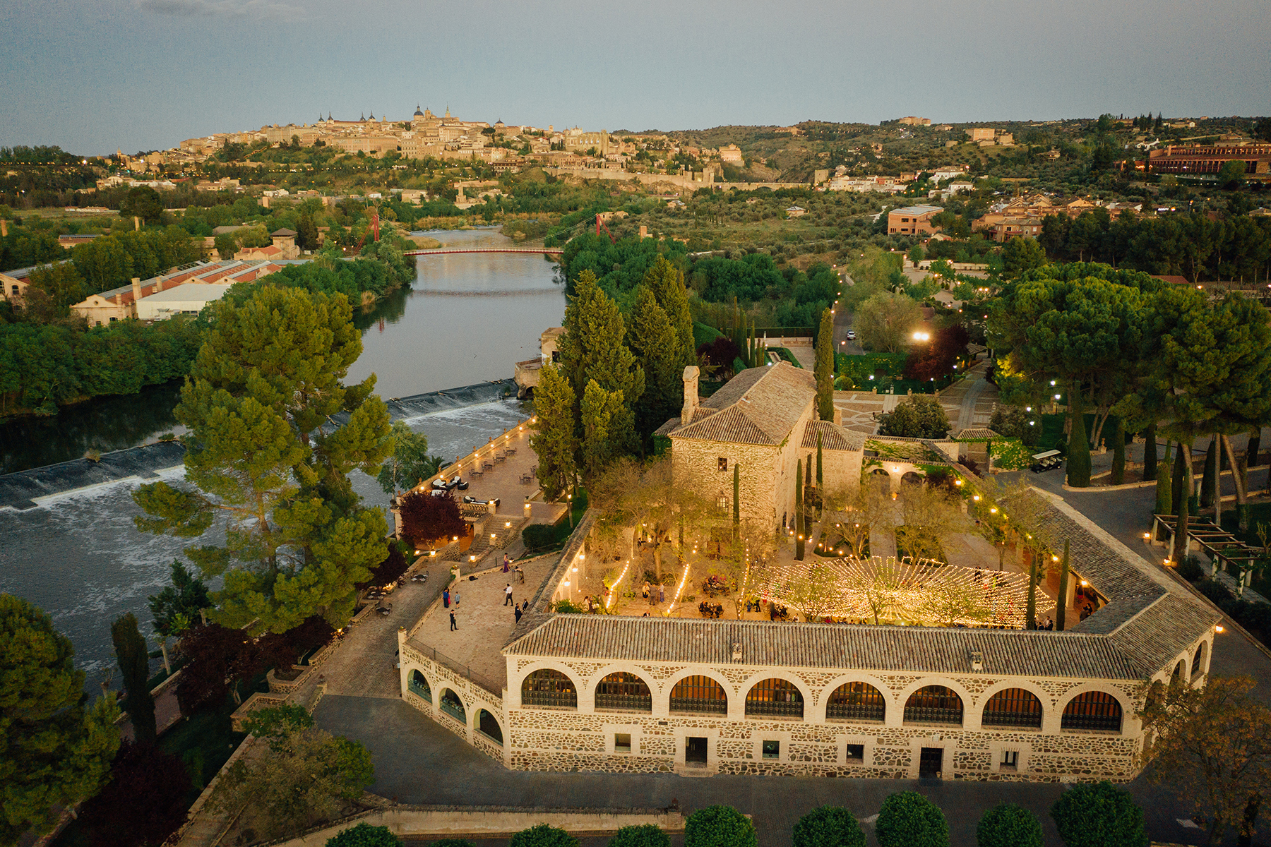 Vista aérea del Mirador del Río del Cigarral del Ángel de Toledo con patio iluminado para la celebración de una boda