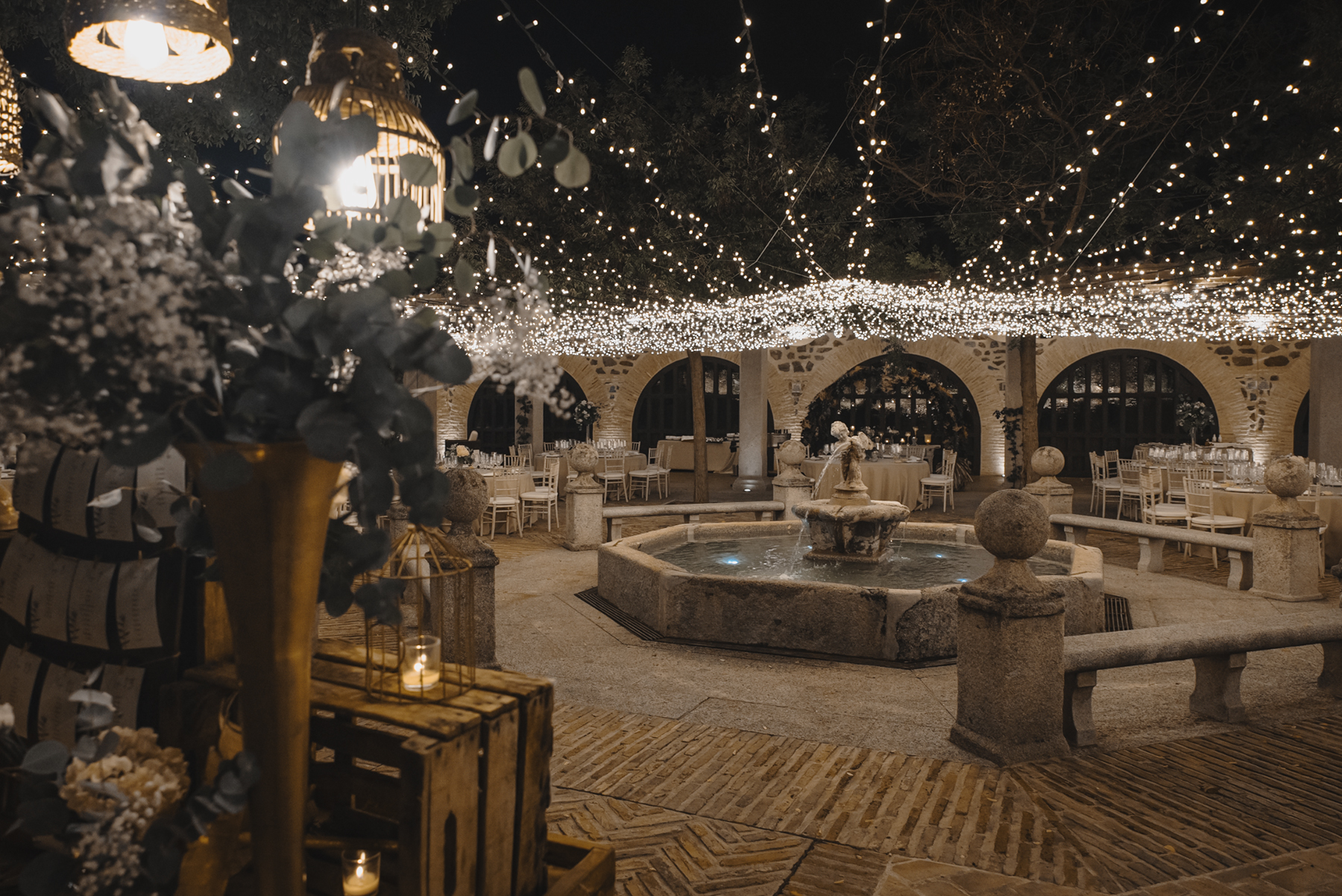 Fuente del Claustro cubierta con micro luces led en el Cigarral del Ángel de Toledo